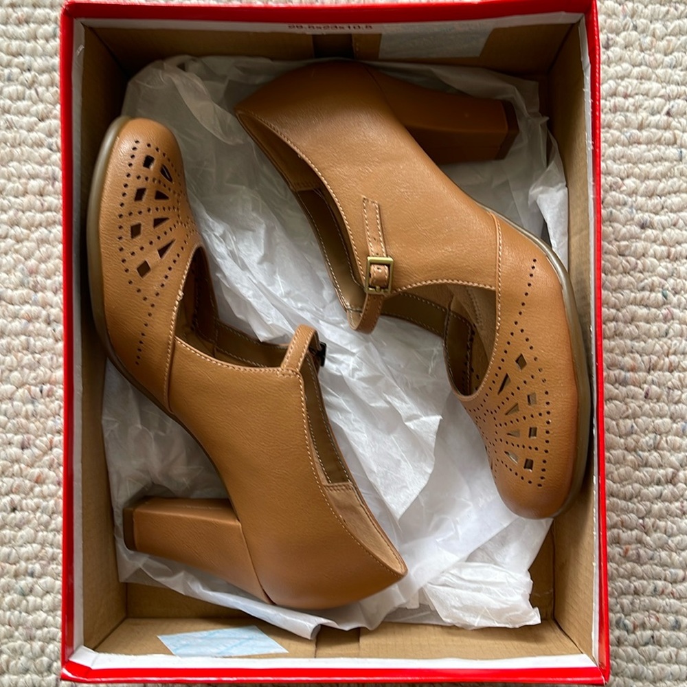 NEW IN BOX One pair of Aerosoles Role of Fate Heel Tan Shoes 7.5